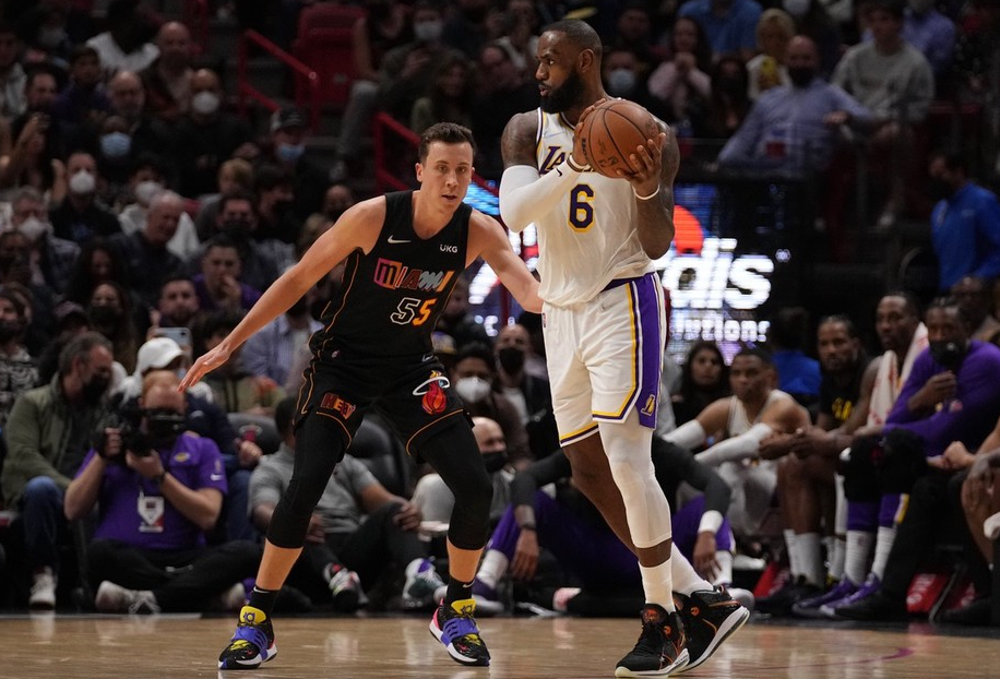 关于阿扎伦卡回归赛场，逆转首场状态亮眼，湖人观众沸腾！的信息开云体育