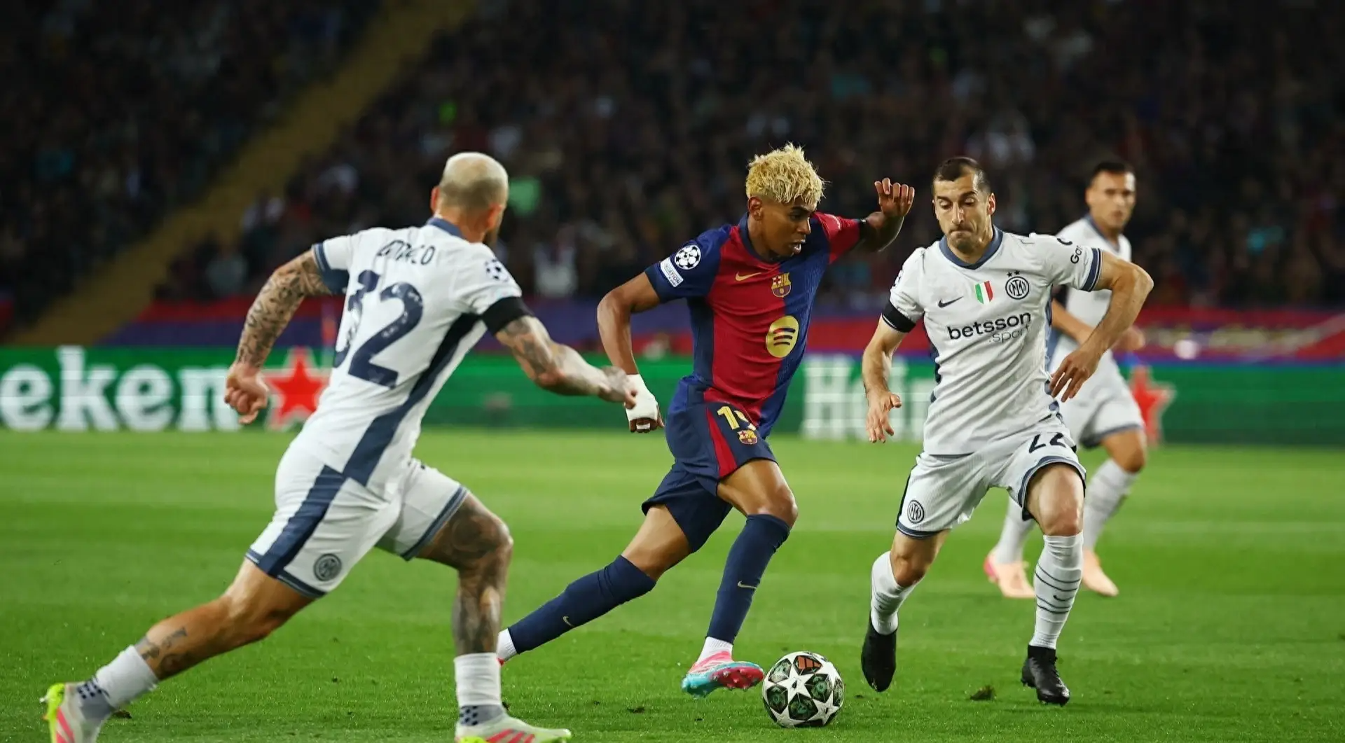  加时末段意甲焦点战，AC米兰远射贴柱，压力陡增，高层口径保持一致