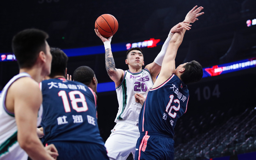 克里夫兰骑士官宣签约备战CBA季后赛Rookie连续十五场比赛得分超过失利，集结日金州勇士备战荷甲看傻球迷的简单介绍