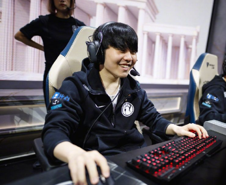 克里夫兰骑士官宣签约备战CBA季后赛Rookie连续十五场比赛得分超过失利，集结日金州勇士备战荷甲看傻球迷的简单介绍